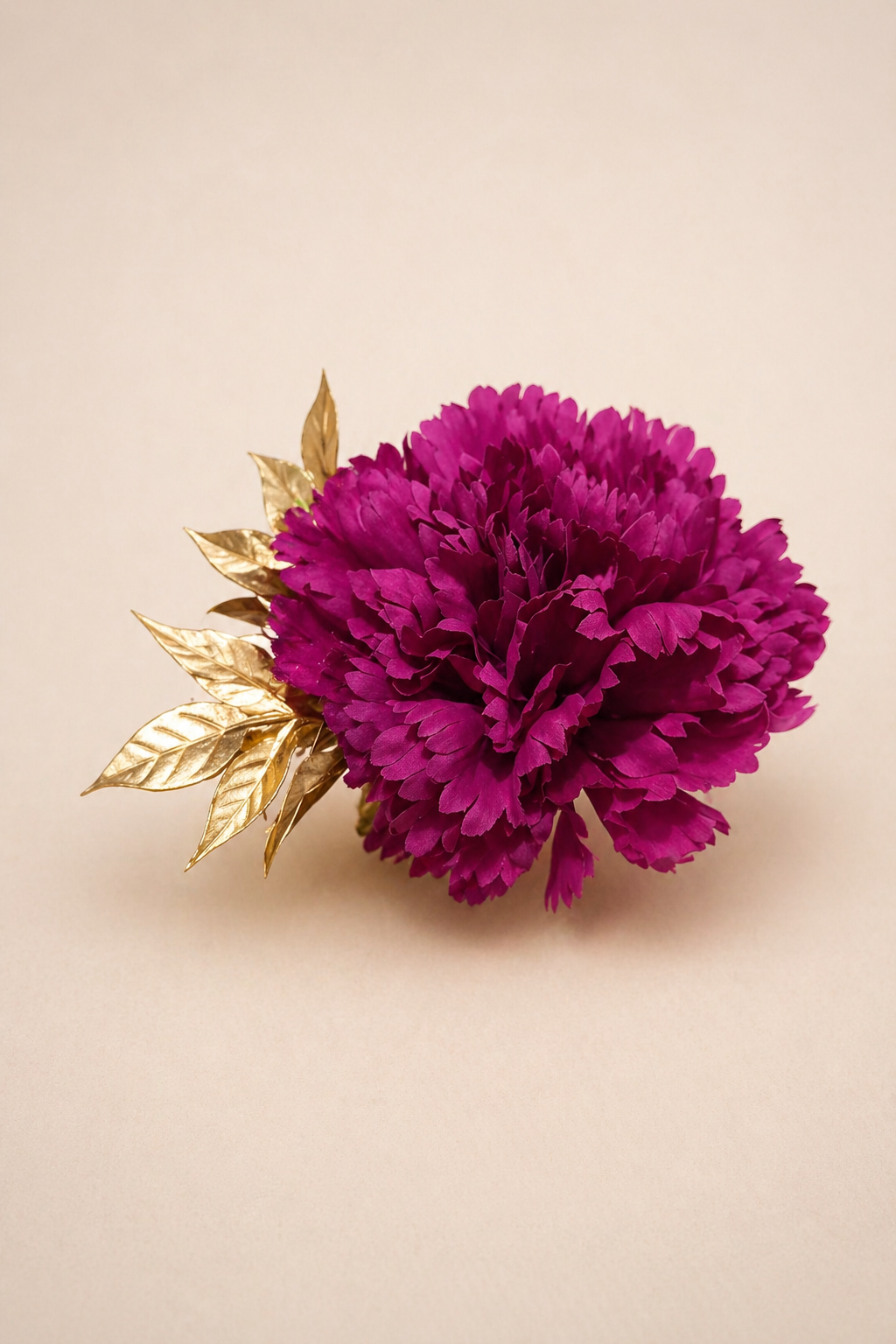 Clavel con adorno dorado